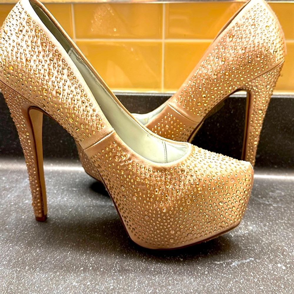 Size 8.5 heals!! Great condition